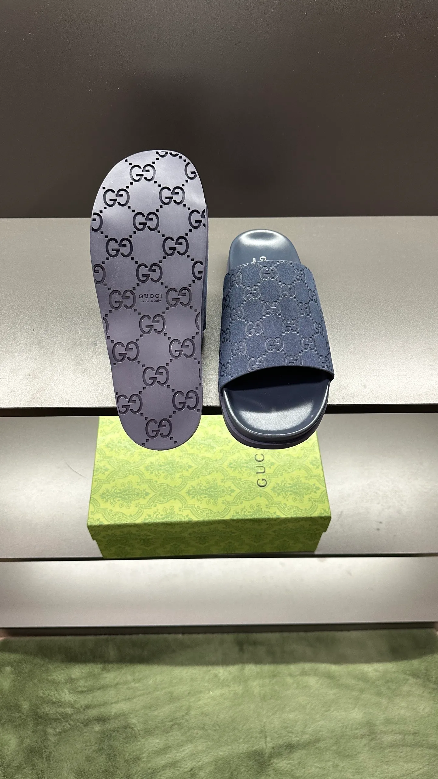 [G Home New Style] P: 300💰Men's size 39~45, (46. Customized) This slipper is made of GG polyester fiber and is decorated with a Gucci label on the front, which adds a striking logo feel to the style. "Gucci Made in Italy" stamped label Rubber sole Flat Made in Italy